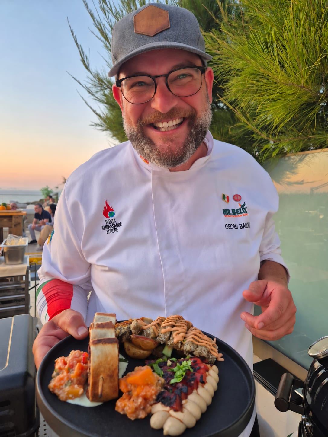 Prato vegetariano de fogo vivo servido no terraço de um hotel à beira-mar